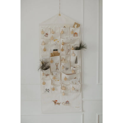 Hängender Stoff-Adventskalender mit gestickten Illustrationen und 24 Taschen