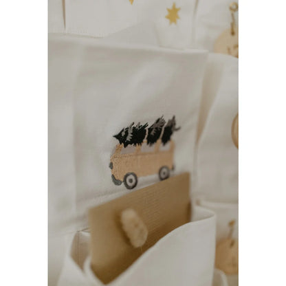 Weiße Stofftasche mit gesticktem Vintage-Transporter voller Weihnachtsbäume