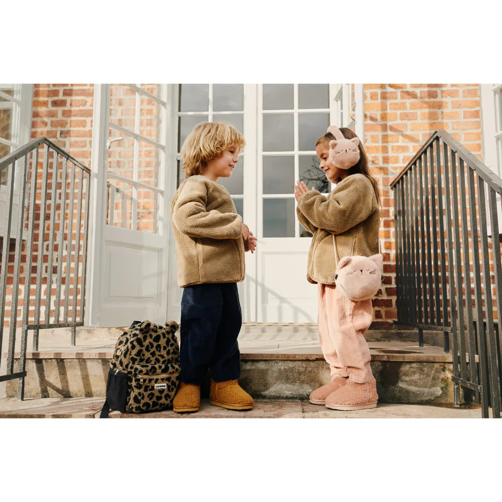 Tan Fleece Jacke mit pinkem Fellkapuzen und passenden Hosen, Ugg Stiefel, Alban Pile Schuhe