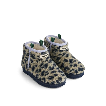 Flauschige albi pile slip-on boots mit leopardmuster, navy-sohlen und grünen ziehschlaufen