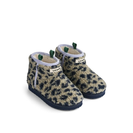 Flauschige albi pile slip-on boots mit leopardmuster, navy-sohlen und grünen ziehschlaufen