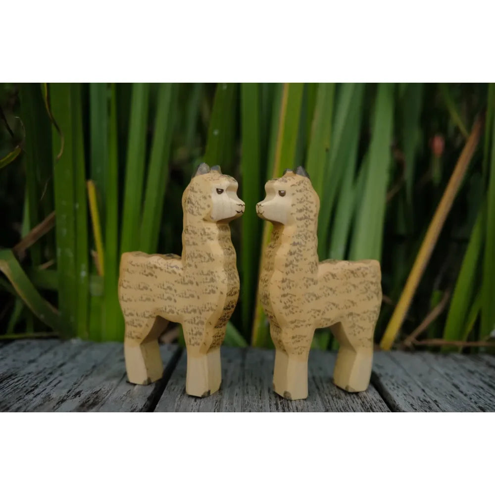 Zwei hellbraune Holz-Alpakafiguren für das Produkt Alpaka