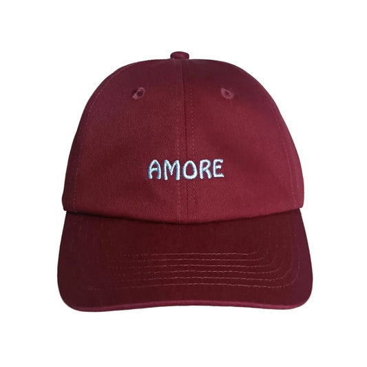 Amore cap dunkelrot mit weißer stickerei ideal für ökologische baby- & kinderprodukte und geschenke für neugeborene
