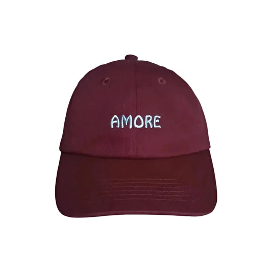 Maroon baseball cap mit amore stickerei in hellblau, nachhaltig und ideal als geschenk für neugeborene in schweiz