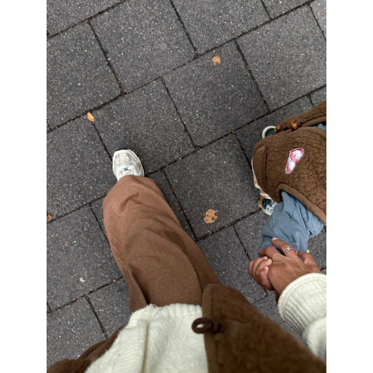 WOLLBEBI AMORE Wollweste Mama + Papa in Kastanie getragen