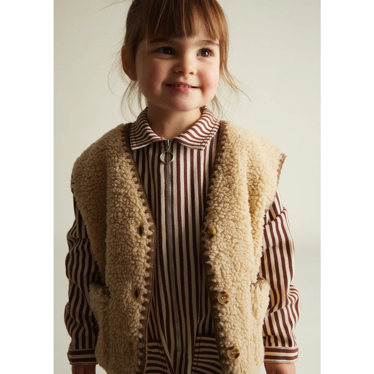 Sandfarbene Shearling-Weste Amos Folk Gilet mit braunem Streifenkragen