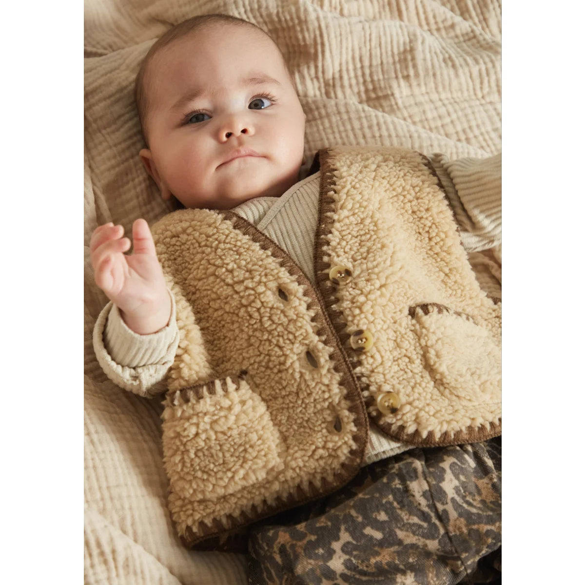Beige Schurwollweste Amos Folk Gilet Sand mit braunem Saum und Holzknöpfen
