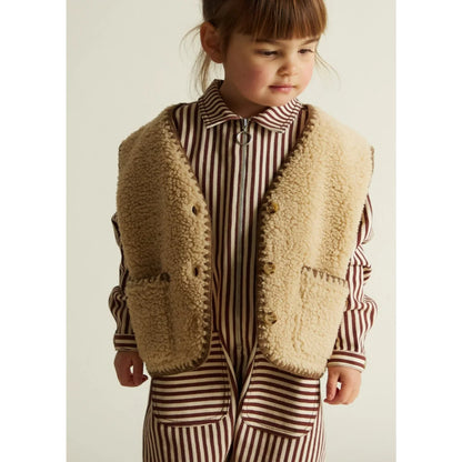 Sandfarbene Schafsfellweste Amos Folk Gilet mit braunen Knöpfen und Reißverschluss