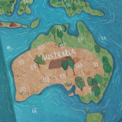 Bunte illustrierte Karte Australiens mit grünen Bäumen, braunem Land und blauen Gewässern aus Animal World Poster + Stickers