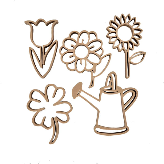 Set ausstecher mit fünf holz-blumen und gießkanne in natürlichen brauntönen für kreative bastelprojekte