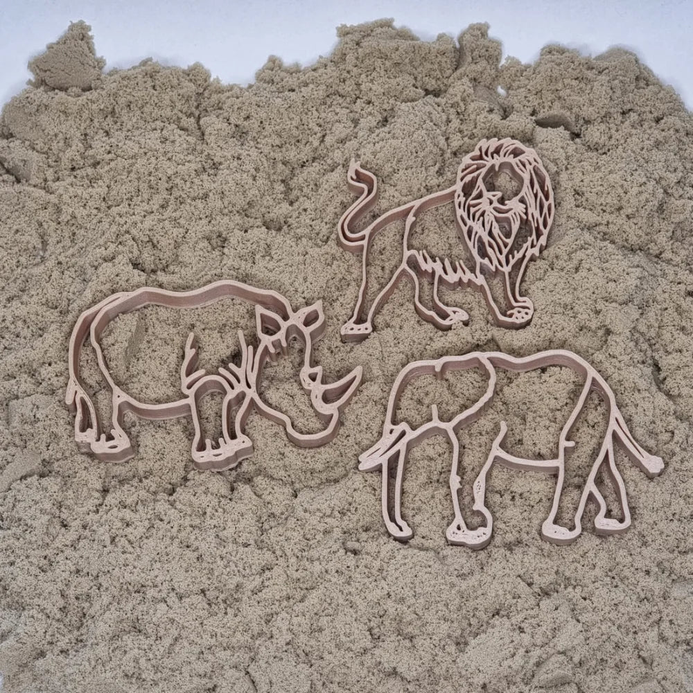 Drei Tier-Ausstecher auf Kinetischem Sand, ideal für nachhaltige Kinderprodukte Schweiz