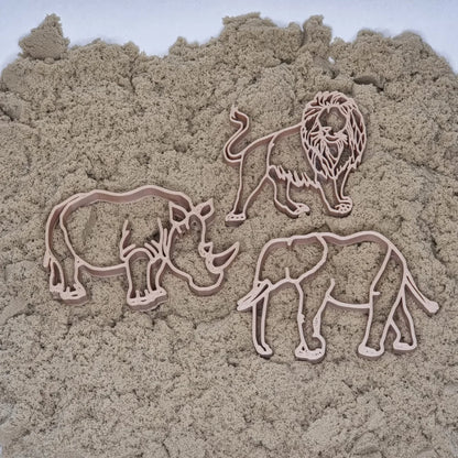 Drei Tier-Ausstecher auf Kinetischem Sand, ideal für nachhaltige Kinderprodukte Schweiz