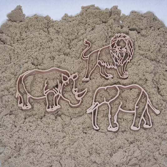 Drei Tier-Ausstecher auf Kinetischem Sand, ideal für nachhaltige Kinderprodukte Schweiz