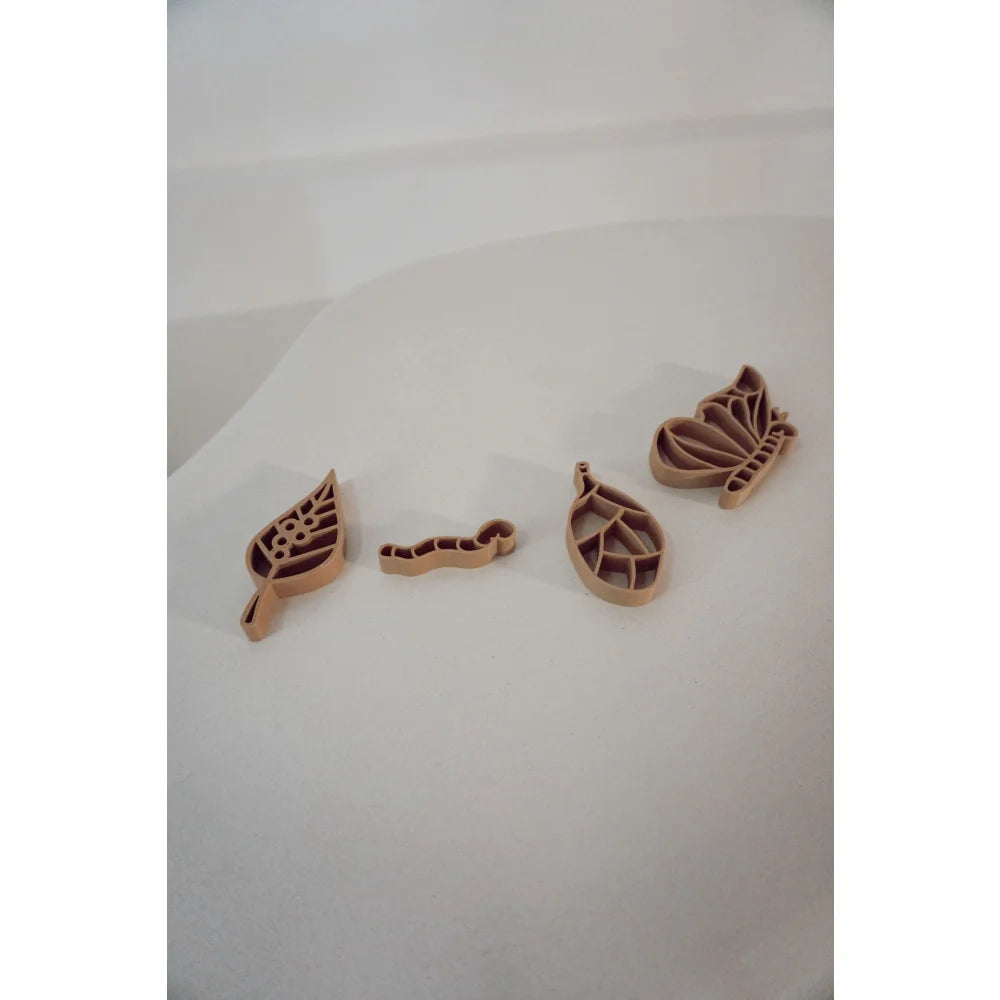 Vier Holz-Ausstecher im Schmetterlingszyklus Design mit Blatt, Raupe, Chrysalis und Schmetterling