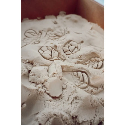 Kinetischer Sand mit verschiedenen geformten Schmetterlingszyklus-Ausstechern