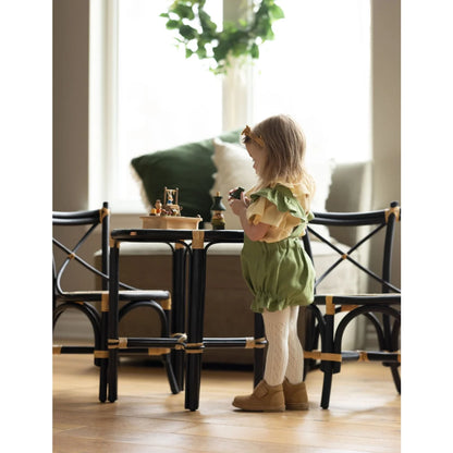 Junges Mädchen in Grün-Gelb-Kleid bei Scallop Velcro Desert Boot aus pflanzlich gegerbtem Wildleder Petit Nord