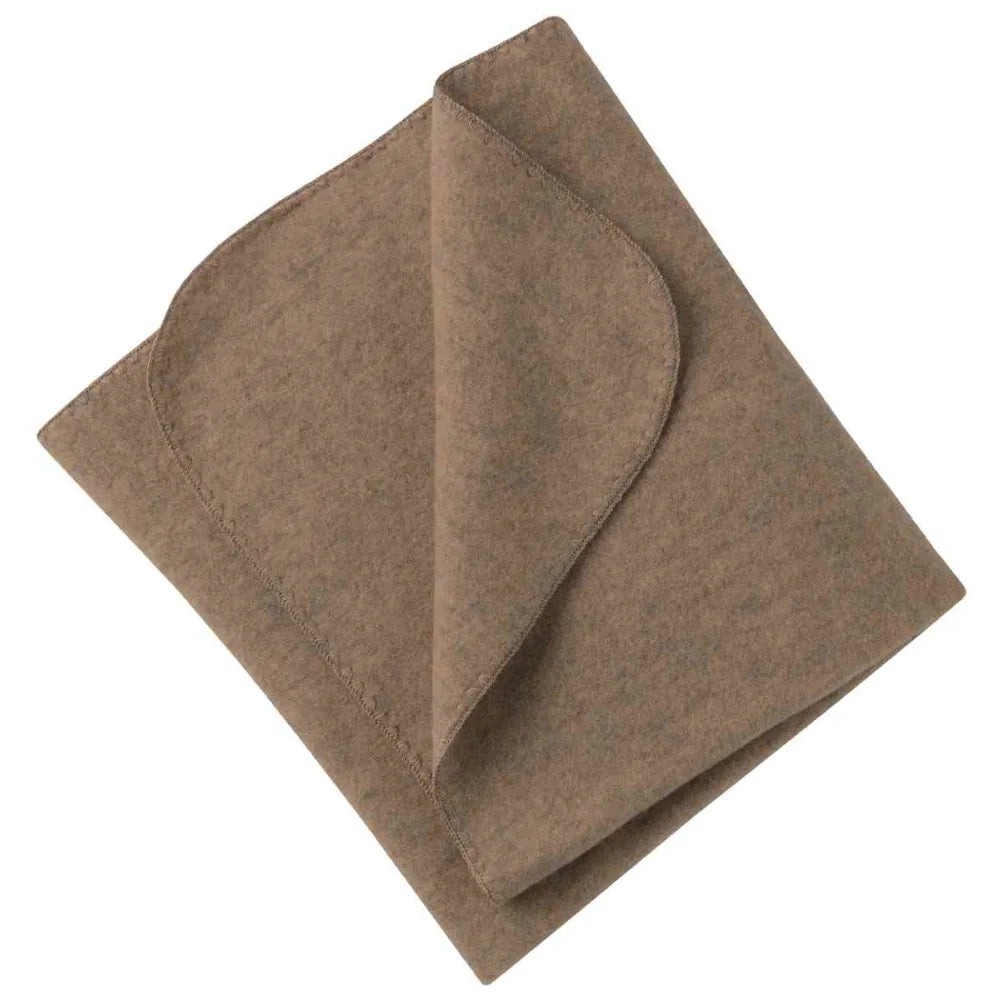 Gefaltete beige oder tan Fleece-Decke aus Wollfleece in Walnuss Melange