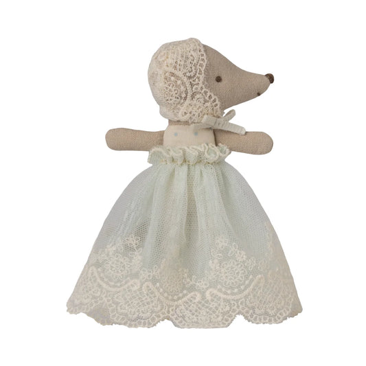 Baby maus im kleid minze cremefarbene mauspuppe in spitzen-tüllkleid mit bestickter haube nachhaltige babykleidung schweiz