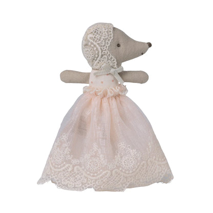 Eine zarte cremefarbene mauspuppe in einem rosa spitzenkleid mit passender mütze ideal für geschenke für neugeborene