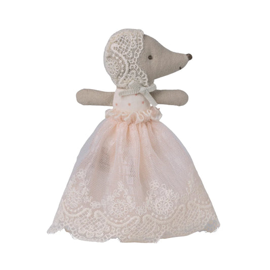 Eine zarte cremefarbene mauspuppe in einem rosa spitzenkleid mit passender mütze ideal für geschenke für neugeborene