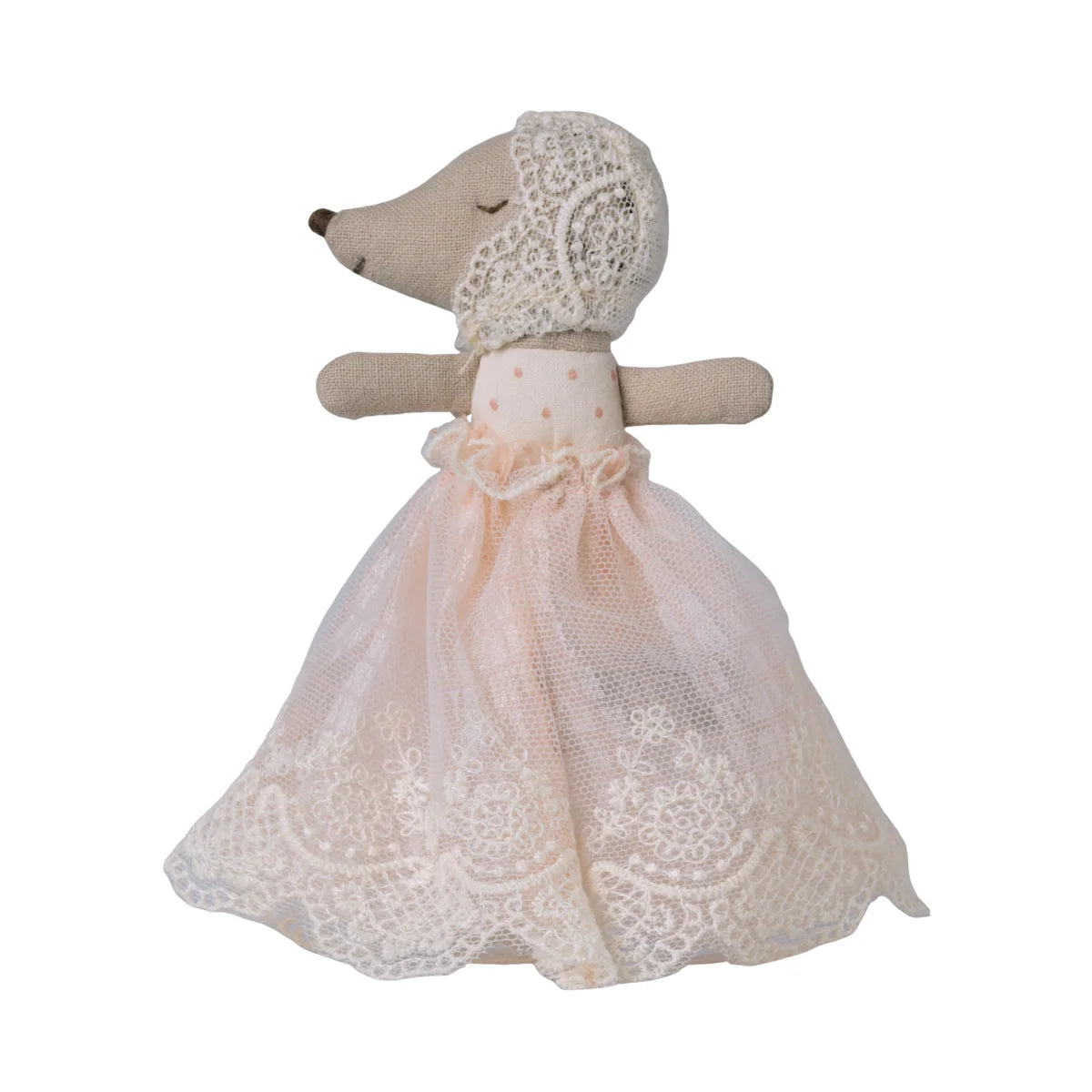 Ein beige mausplüschtier in einem rosa spitzenkleid mit passender haube als geschenk für neugeborene aus ökologische babyprodukte