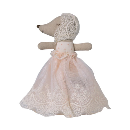 Ein beige mausplüschtier in einem rosa spitzenkleid mit passender haube als geschenk für neugeborene aus ökologische babyprodukte