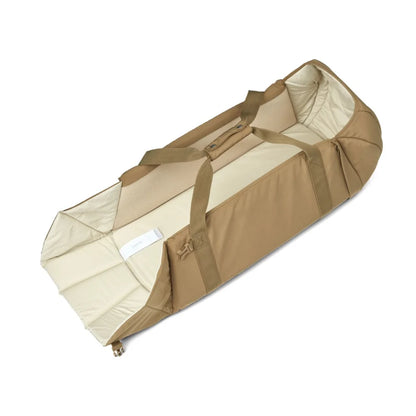 Zusammenklappbares, rechteckiges, hellbraunes tragbares Babybett mit gepolstertem cremeinterior