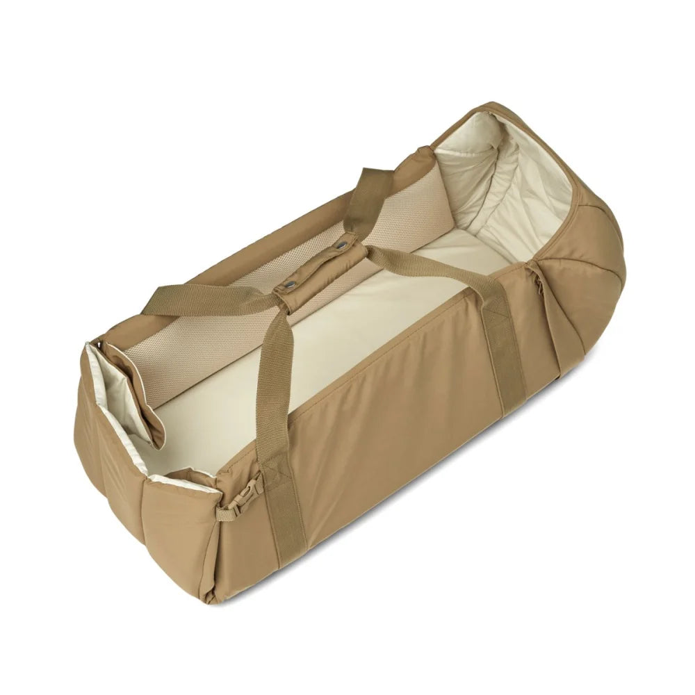 Tragbares faltbares Babybett in Taupe mit Tragegriffen im Produkt Baby-Nest Amber Oat