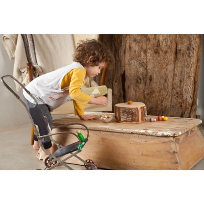 Rustikaler Holztisch aus Baumstumpf in natürlichen Tönen für Baby Nins