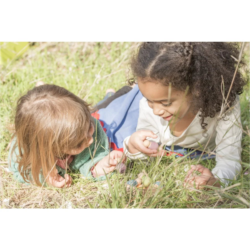 Grüner Rasenteppich mit braunen Halmen und weißen Blüten für Baby Nins