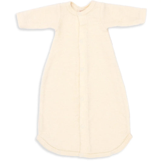 Creamfarbener baby schlafsack aus merino wollfrottee mit langärmeln und knopfverschluss vorne aus weichem stoff