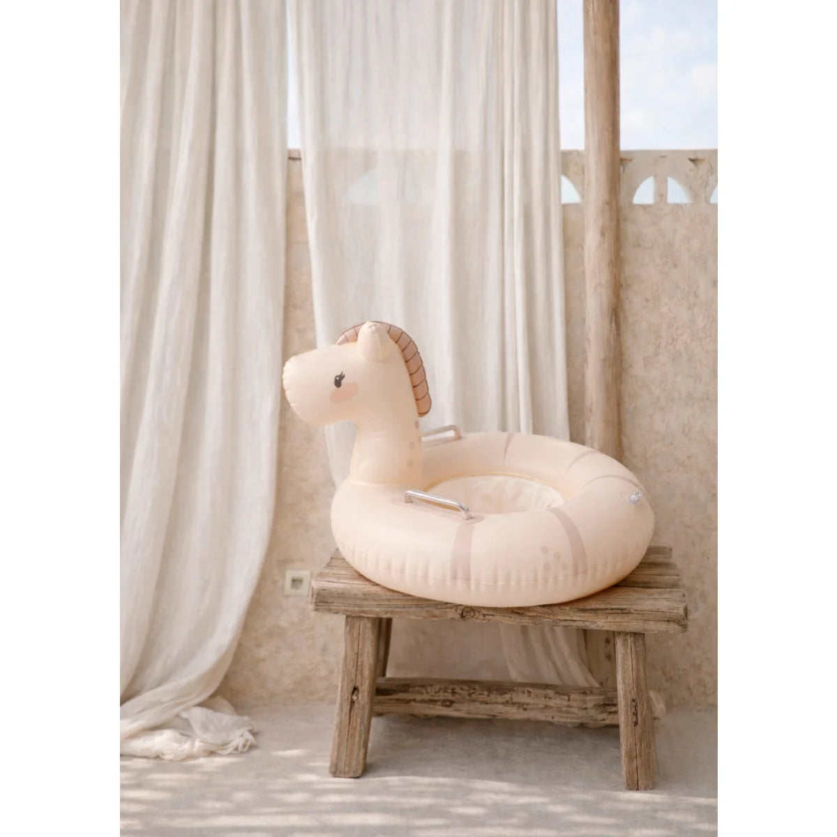Beiger baby-schimmring little pony in pferdeform mit texturierter melone und metallgriffen für ökologische baby- & kinderprodukte