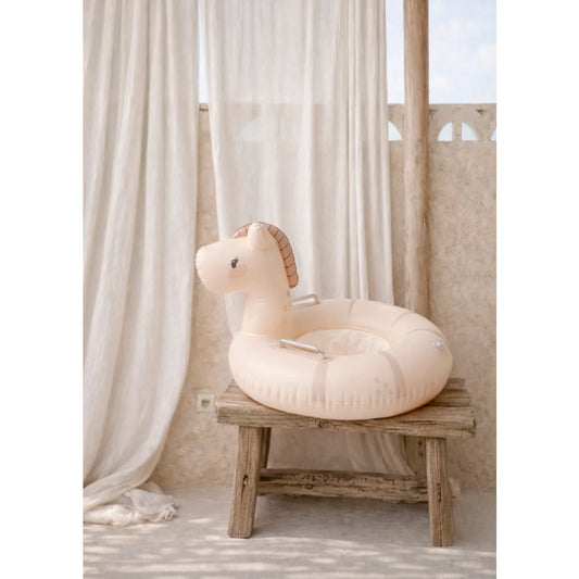 Beiger baby-schimmring little pony in pferdeform mit texturierter melone und metallgriffen für ökologische baby- & kinderprodukte