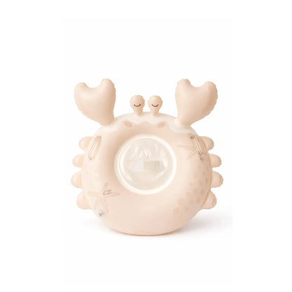 Baby-schwimmring tiny crab in beige mit herzförmigen klauen und lächelnden augen für ökologische baby- und kinderprodukte