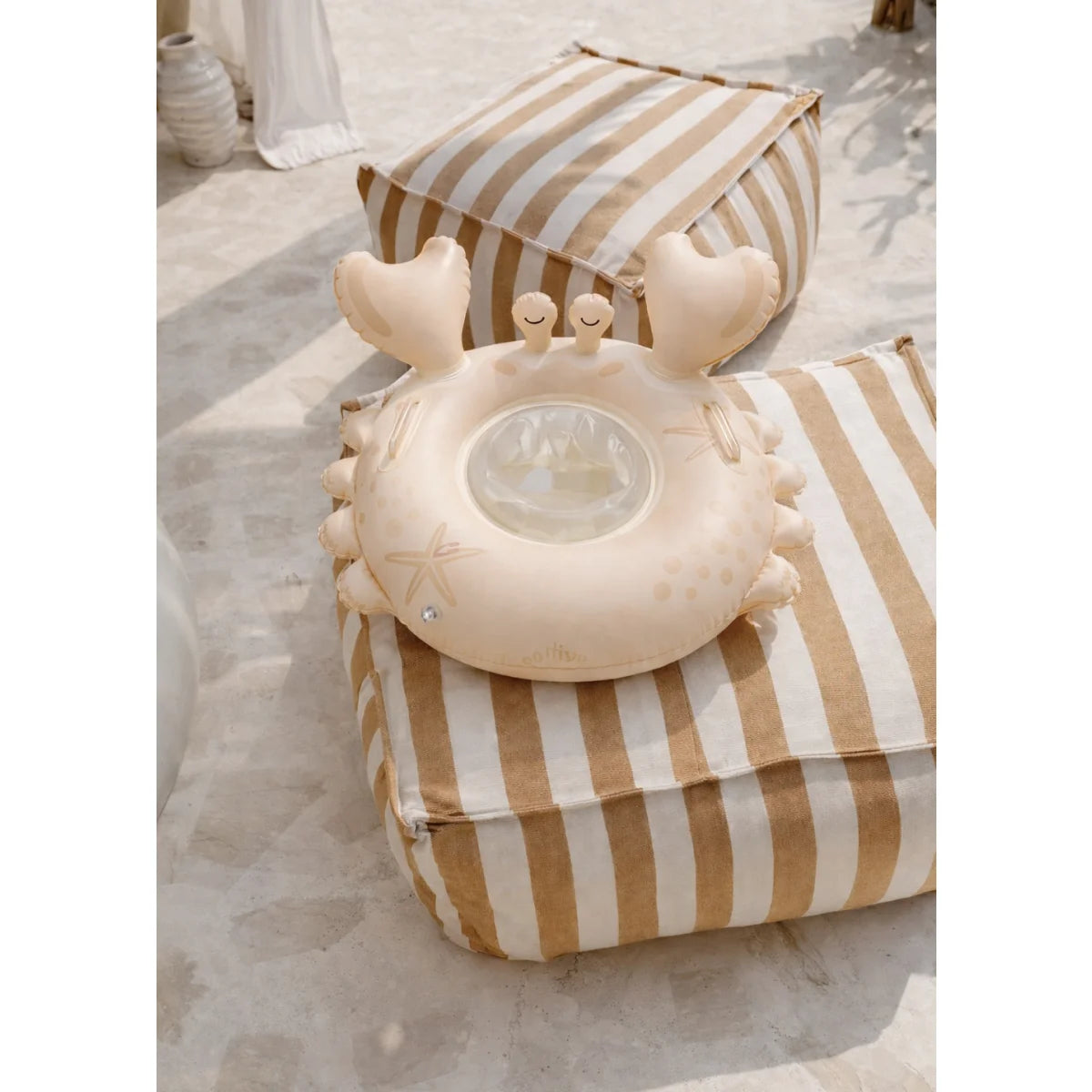 Ein weicher beiger aufblasbarer baby-sch swim ring tiny crab mit herzförmigen krabbenklauen für ökologische baby- & kinderprodukte