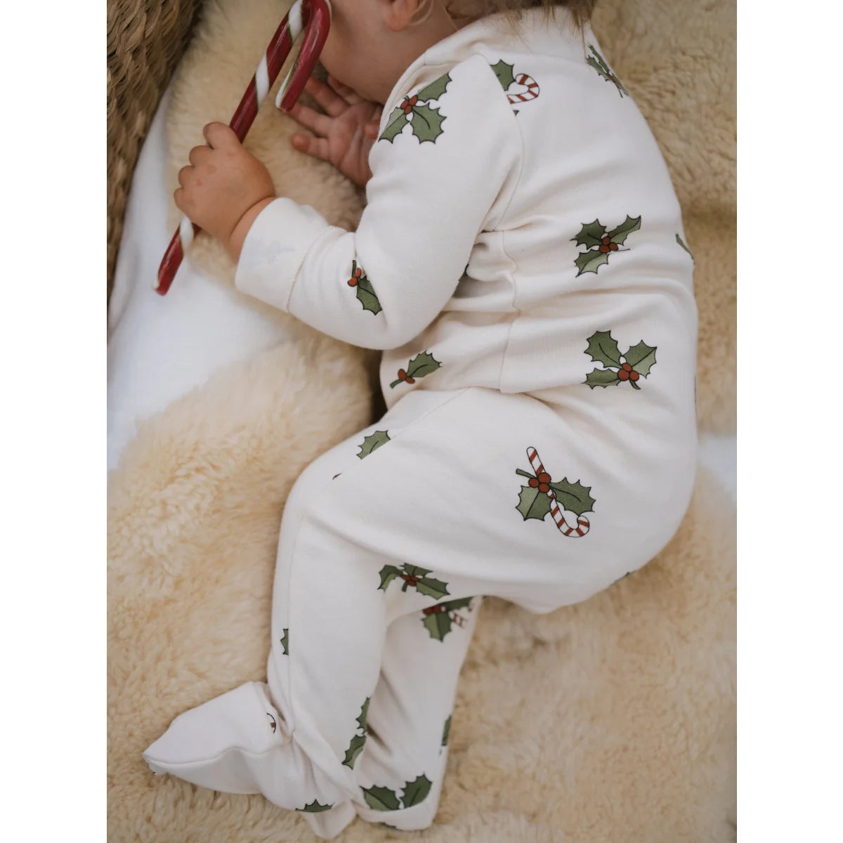Weißer Fußschlafanzug für Babys mit grünem Stechpalmen- und rotem Peppermint-Streifen-Motiv