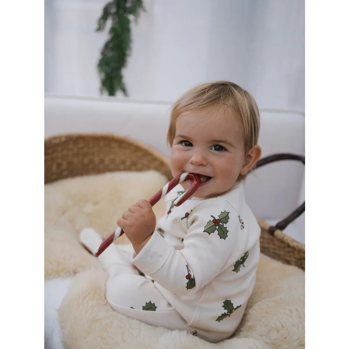 Weißer Fußbodysuit für Babys mit grünem Stechpalmen- und rotem Beerenmuster, Christmas Holly