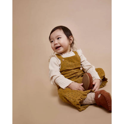 Lächelndes Kleinkind in Corduroy-Overalls für Baby Warm Rib Bodysuit in Elfenbein oder Rosa