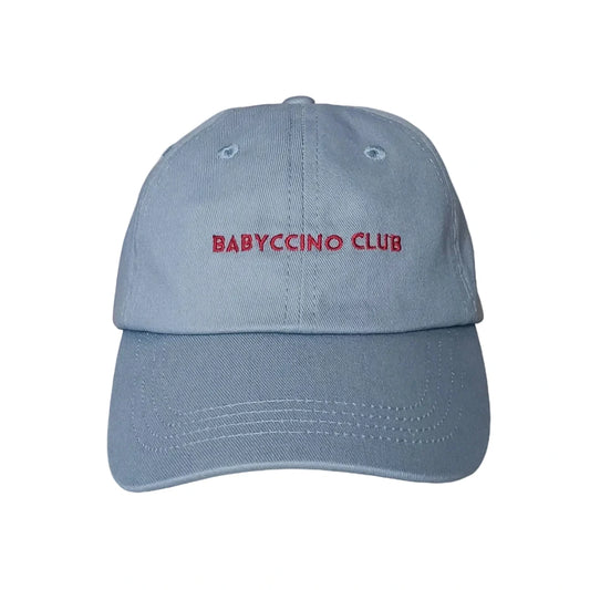 Hellblaues denim-kindercap mit roter stickerei babyccino club ideal für nachhaltige babykleidung schweiz