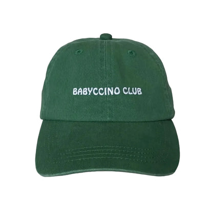 Dunkelgrüne cotton baseball cap mit weißer bestickung babyccino club ideal für ökologische baby- & kinderprodukte