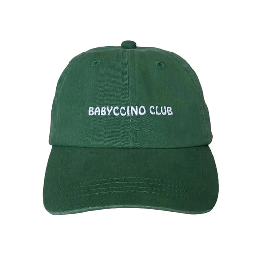 Dunkelgrüne cotton baseball cap mit weißer bestickung babyccino club ideal für ökologische baby- & kinderprodukte