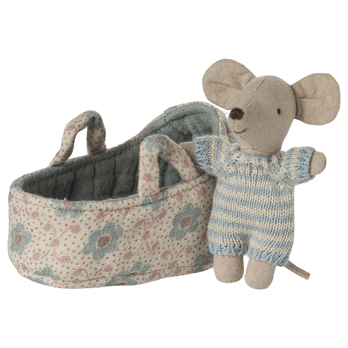 Babymaus in Tragetasche Blau: Beige Stoffmaus in gestreiftem Outfit neben Blumenkorb