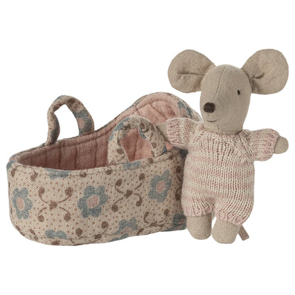 Weiches beige gestricktes Babymaus-Spielzeug mit rosa Akzenten in passender Tragetasche Rose