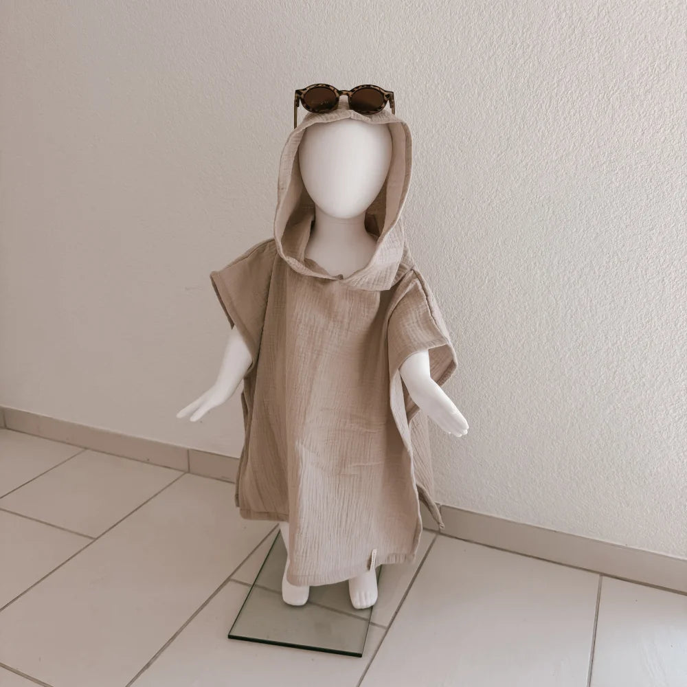 Beige Mannequin in Middle Eastern-Stilkleidung mit Sonnenbrille auf dem Kopf