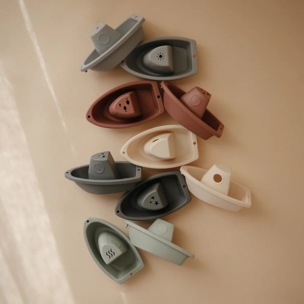 Kollektion aus Kunststoffspielzeugbooten in sanften Farben, Badespielzeug Boote Original