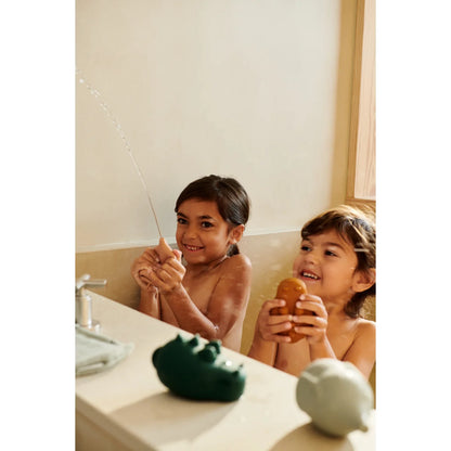 Zwei Kinder spielen im Badezimmer mit Badespielzeugen CAROLINA Dove Blue Multi Mix