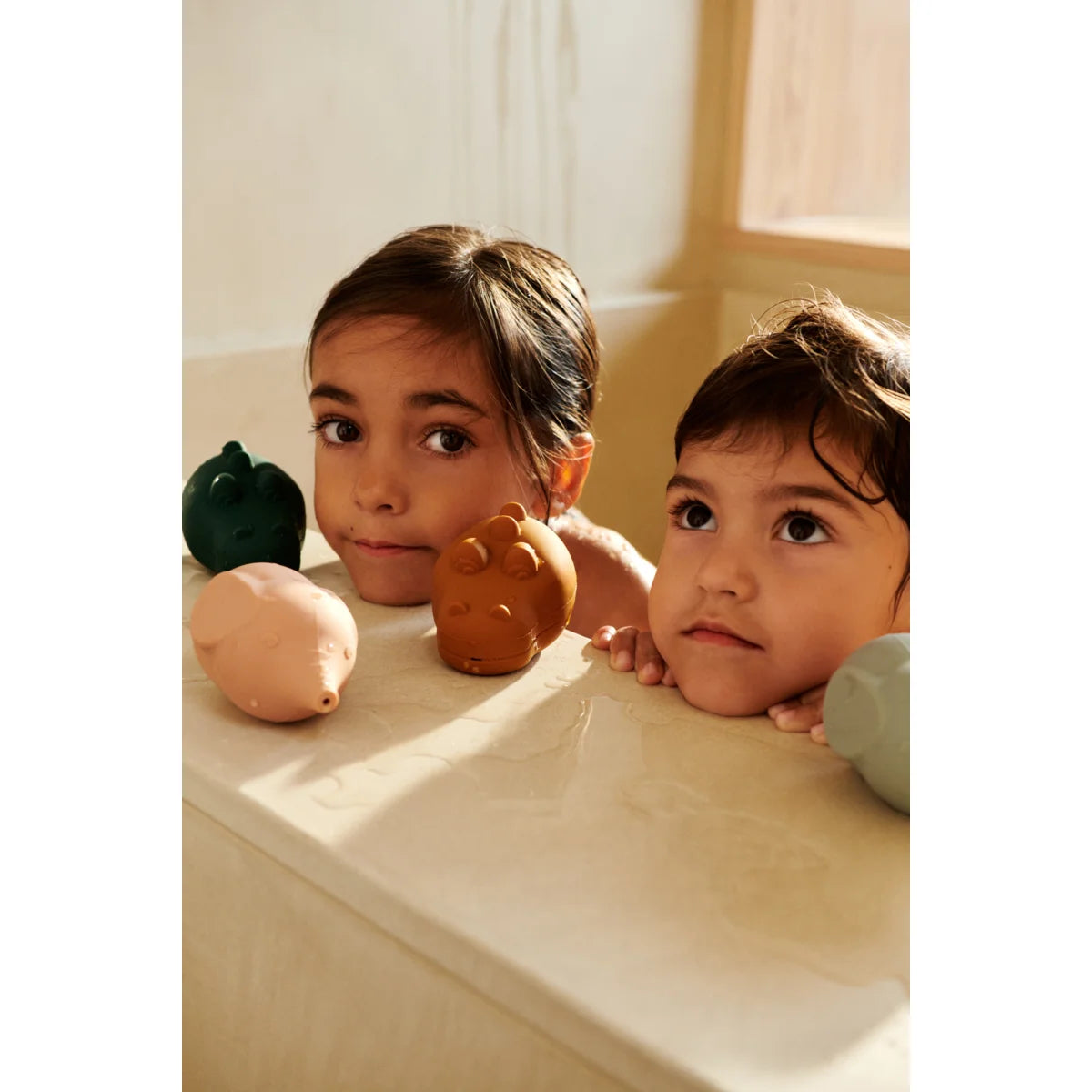 Zwei Kinder im Bad mit bunten Badespielzeugen vom Badespielzeug CAROLINA 4er-Pack