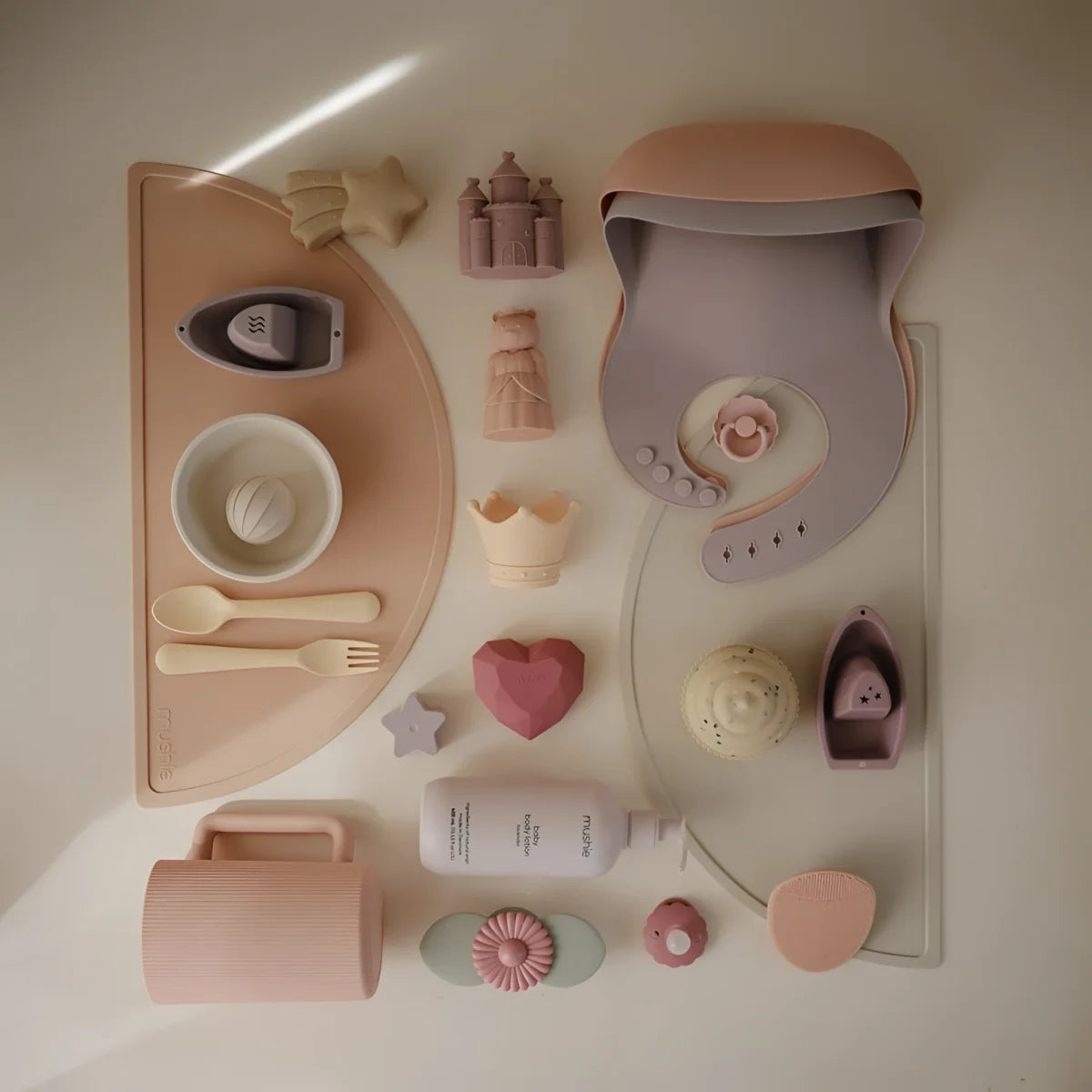 Pastellrosa silikon baby Lätzchen mit weichem rundem design und grauen akzenten für das schimmelresistente badespielzeug princess