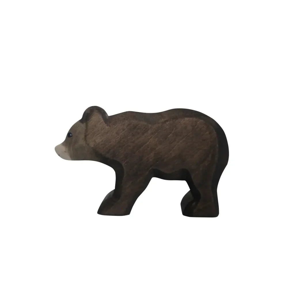 Handgeschnitzte Bärfigur mit dunklem braunen Körper und hellem Schnauze