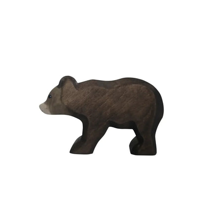 Handgeschnitzte Bärfigur mit dunklem braunen Körper und hellem Schnauze